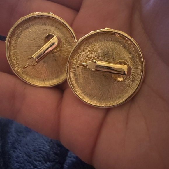 CHANEL VIBES! Sarah cov vtg pearl clip on earrings - Picture 7 of 8